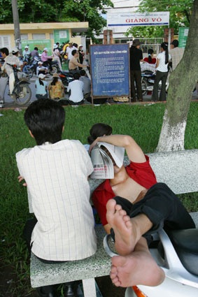 Chùm ảnh: Chờ con ngoài phòng thi... - 2