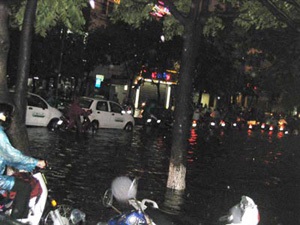 Giông lớn, mưa đá, Hà Nội ngập lụt - 2