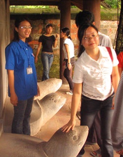 Hàng ngàn sỹ tử đổ về Văn Miếu… sờ đầu rùa cầu may! - 2