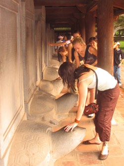 Hàng ngàn sỹ tử đổ về Văn Miếu… sờ đầu rùa cầu may! - 3