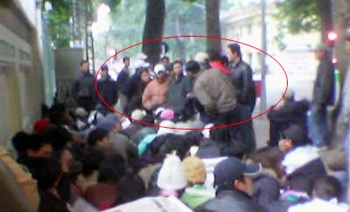 Côn đồ làm loạn trước cổng ĐSQ CH Séc - 1