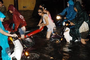 Mưa lớn, Hà Nội ngập nặng - 1 Mưa lớn, Hà Nội ngập nặng - 1