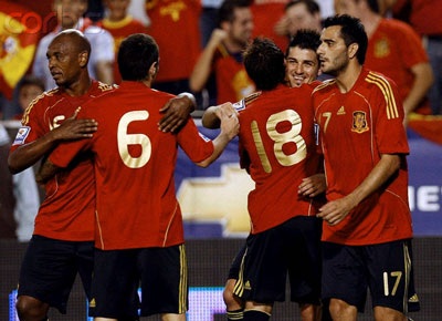 Del Bosque muốn “xoay tua” đội hình - 1