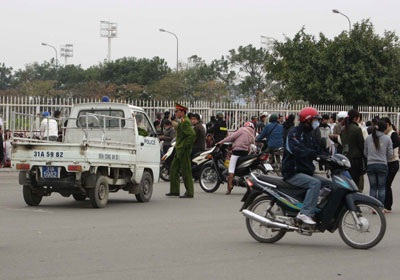 Phe vé “tràn” sân Mỹ Đình - 10 Phe vé “tràn” sân Mỹ Đình - 10