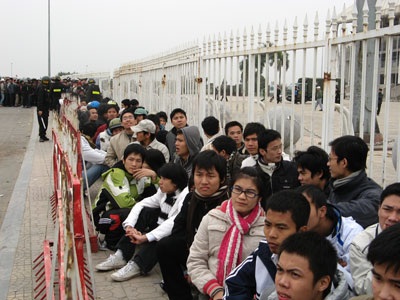 Phe vé “tràn” sân Mỹ Đình - 1 Phe vé “tràn” sân Mỹ Đình - 1