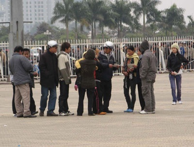 Phe vé “tràn” sân Mỹ Đình - 6 Phe vé “tràn” sân Mỹ Đình - 6