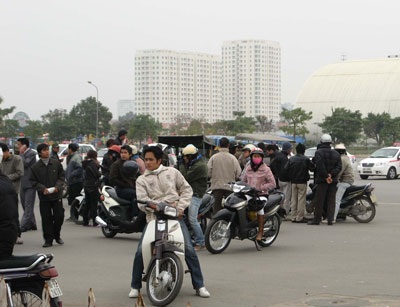 Phe vé “tràn” sân Mỹ Đình - 9 Phe vé “tràn” sân Mỹ Đình - 9