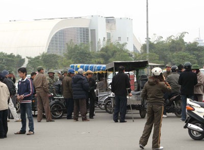 Phe vé “tràn” sân Mỹ Đình - 8 Phe vé “tràn” sân Mỹ Đình - 8