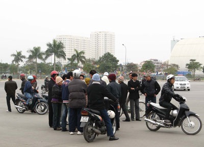 Phe vé “tràn” sân Mỹ Đình - 5 Phe vé “tràn” sân Mỹ Đình - 5