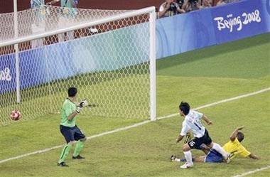 Argentina làm "vỡ mộng" Olympic của Brazil - 1