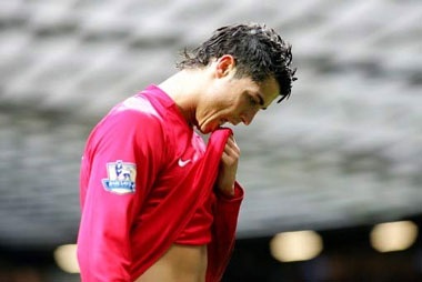 Thủ quân “Tàu ngầm vàng” coi thường MU - 1 Thủ quân “Tàu ngầm vàng” coi thường MU - 1