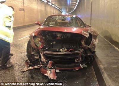 C.Ronaldo “phi” xe Ferrari vào tường - 1