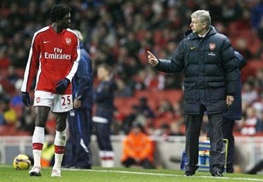 HLV Wenger bất mãn với Ban lãnh đạo Arsenal - 1