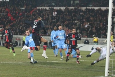 Tốp đầu đồng loạt “trượt chân”, PSG đắc lợi - 2
