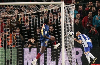 De la Pena lập “cú đúp” nhấn chìm Barcelona - 2 De la Pena lập “cú đúp” nhấn chìm Barcelona - 2