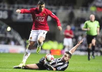 Arsene Wenger cạnh khóe MU - 1