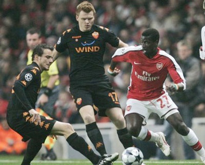 Van Persie lập công giúp Arsenal thắng sít sao Roma - 1