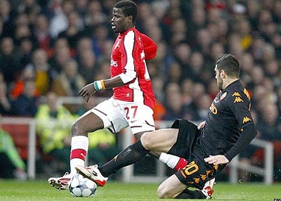 Van Persie lập công giúp Arsenal thắng sít sao Roma - 3