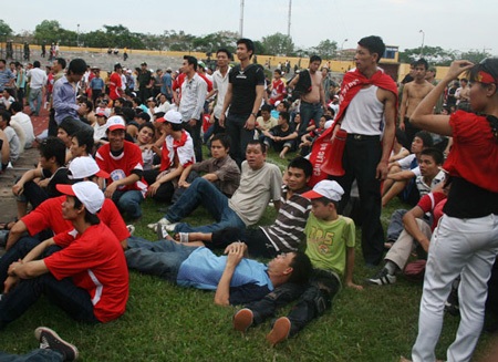 Đoàn xe CĐV Hải Phòng bị ném đá trên đường vào sân Vinh - 1