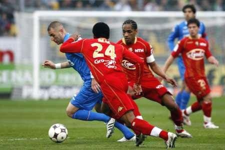 Benzema bừng sáng, Lyon củng cố ngôi đầu - 2