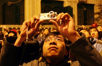 Chùm ảnh: Ra Bờ Hồ xem bắn pháo hoa - 8