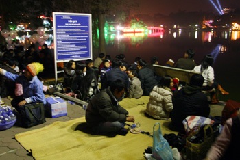 Chùm ảnh: Ra Bờ Hồ xem bắn pháo hoa - 2