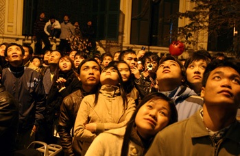 Chùm ảnh: Ra Bờ Hồ xem bắn pháo hoa - 7