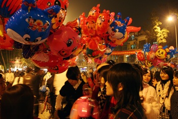 Chùm ảnh: Ra Bờ Hồ xem bắn pháo hoa - 4