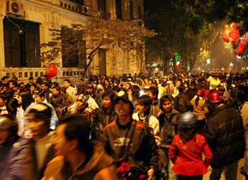 Chùm ảnh: Ra Bờ Hồ xem bắn pháo hoa - 1