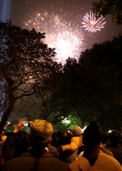 Chùm ảnh: Ra Bờ Hồ xem bắn pháo hoa - 6