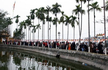 Nô nức đi lễ cầu may - 1 Nô nức đi lễ cầu may - 1