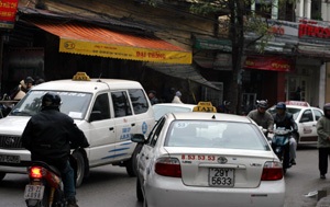 Hà Nội: “Cháy” taxi vì trời mưa rét - 1 Hà Nội: “Cháy” taxi vì trời mưa rét - 1