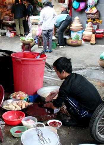 Gia cầm sống vẫn bày bán thản nhiên - 2 Gia cầm sống vẫn bày bán thản nhiên - 2
