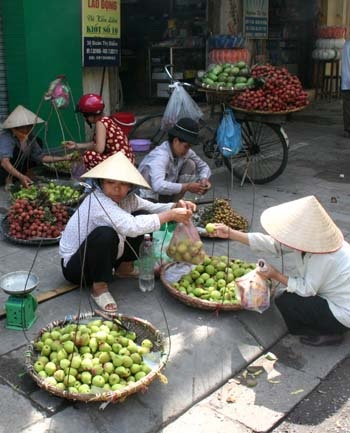 Hàng rong “biến hoá” với lệnh cấm - 3 Hàng rong “biến hoá” với lệnh cấm - 3