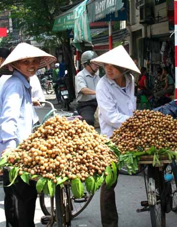 Hàng rong “biến hoá” với lệnh cấm - 2 Hàng rong “biến hoá” với lệnh cấm - 2