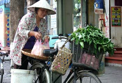 Hàng rong “biến hoá” với lệnh cấm - 4 Hàng rong “biến hoá” với lệnh cấm - 4