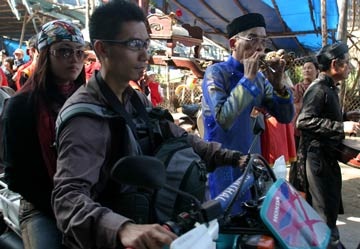 Rước pháo ở Hội làng Đồng Kỵ - 13