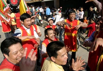 Rước pháo ở Hội làng Đồng Kỵ - 9