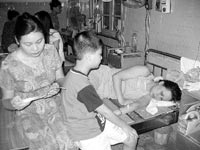 20 người bị ngộ độc vì ăn kem Tràng Tiền - 1 20 người bị ngộ độc vì ăn kem Tràng Tiền - 1