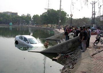 Ôtô Mazda tự "bơi" ra giữa hồ Ngọc Khánh - 2