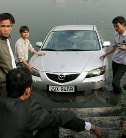 Ôtô Mazda tự "bơi" ra giữa hồ Ngọc Khánh - 1
