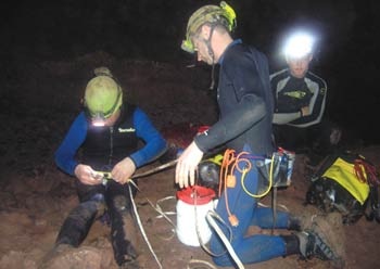 Kỳ I: Bí ẩn những hang Rục - 2