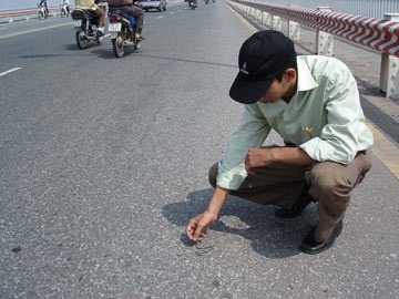 “Đinh tặc” tái xuất trên cầu Thăng Long - 2 “Đinh tặc” tái xuất trên cầu Thăng Long - 2