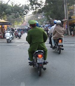 Công an không cần đội MBH khi đi xe máy?! - 1