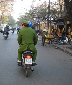 Công an không cần đội MBH khi đi xe máy?! - 2