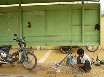 Chùm ảnh “trưng dụng” nhà chờ xe buýt - 2