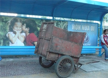 Chùm ảnh “trưng dụng” nhà chờ xe buýt - 4