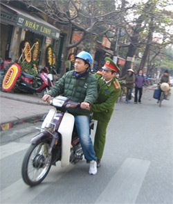 Công an không cần đội MBH khi đi xe máy?! - 3