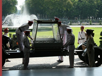 “Tiễn đưa anh Sáu về với cụ Hồ”  - 6