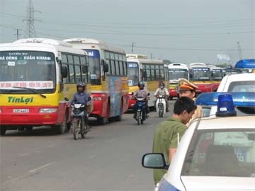 Hành khách “mất vía” vì xe buýt chèn nhau có tổ chức - 1